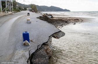 V Grčiji uničujoče poplave, na Krfu od sveta odrezanih vsaj dva tisoč ljudi