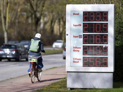 Nemčija v začasno znižanje davka na gorivo