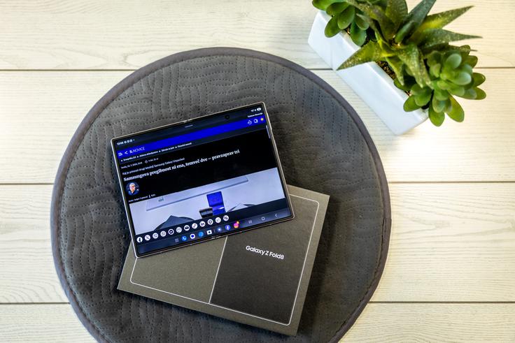 Kdor je vajen prejšnjih sedmih generacij Samsungovih foldov, bo pri letošnjem Galaxy Z Fold8 presenečen. Prijetno presenečen, si upamo reči, saj ima novinec obliko, ki nam je že na prvi pogled veliko bližja. | Foto: Gaja Hanuna