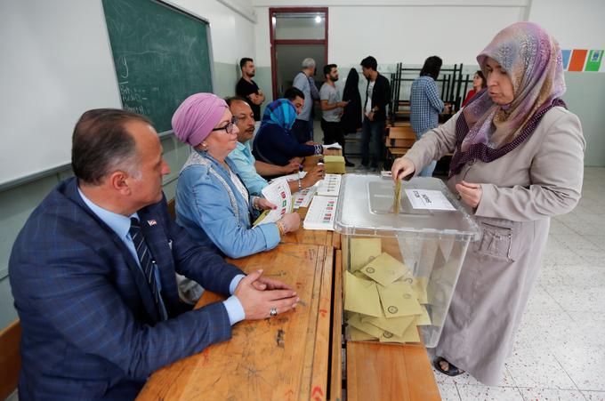 Opozicija opozarja, da naj bi na voliščih in pri štetju glasov prišlo do nepravilnosti. | Foto: Reuters