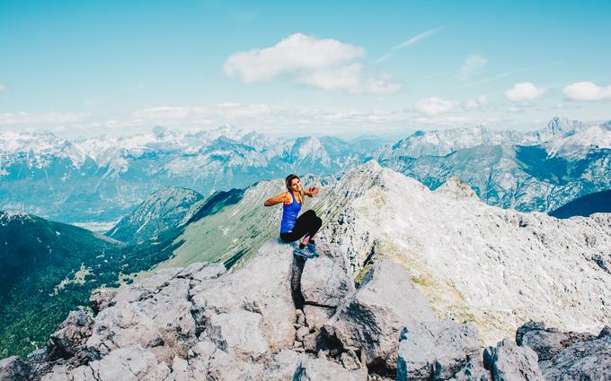 Ena Jernejinih najljubših tur je vzpon na 2244 metrov visoki Krn mimo Krnskega jezera. "Pot, ki jo začnemo pri Domu v Lepeni in je označena, traja pet ur in ponuja prečudovite razglede na najvišje vrhove Julijskih Alp. Tam gor vlada krasna energija," pravi tretja gostja rubrike Slovenci in pohodništvo na Instagramu. | Foto: Arhiv Jerneje Jesenko