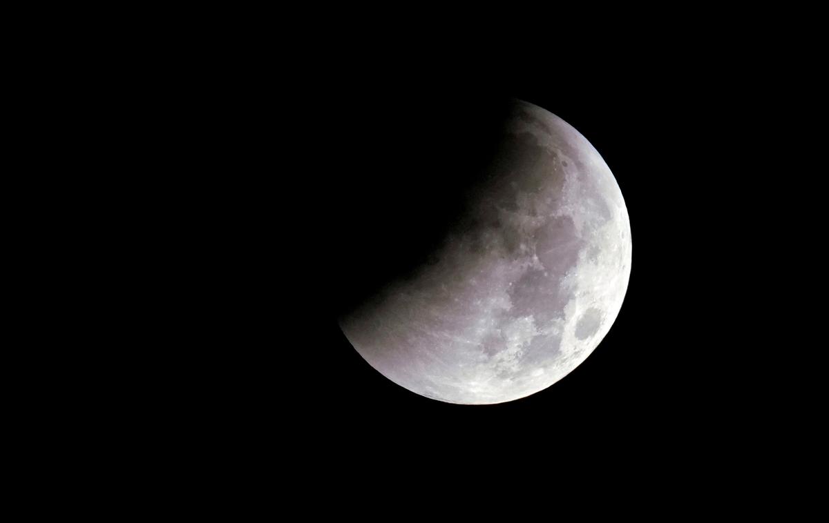 Luna | Iz indijske vesoljske agencije so sporočili, da bodo zdaj poskušali vzpostaviti stik z izgubljenim modulom. | Foto Reuters