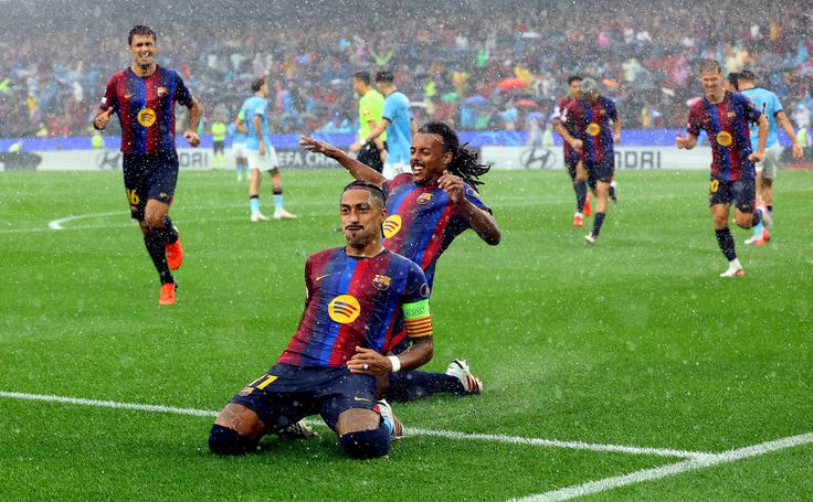 Barcelona je na Camp Nouu nadigrala Feyenoord (5:1). Raphinha je popeljal Katalonce v vodstvo že v 3. minuti. Podajo je prispeval Lamine Yamal. | Foto: Reuters