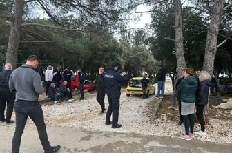 Na Pagu protest zaradi slovenskega graditelja in vlagatelja: "Gre za uzurpacijo javne plaže"