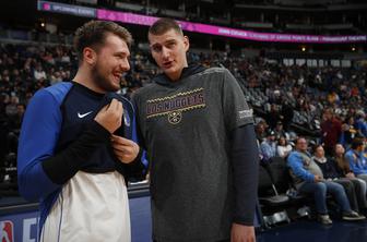 Šov Dončića in Jokića, ki si nagajata pred kamerami #video