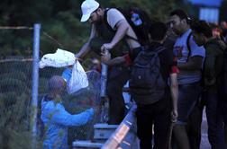 Migranti na madžarsko-srbski meji prerezali ograjo