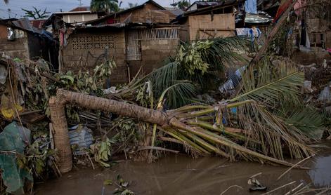 Na Filipinih zaradi približevanja supertajfuna evakuirali skoraj milijon ljudi #video