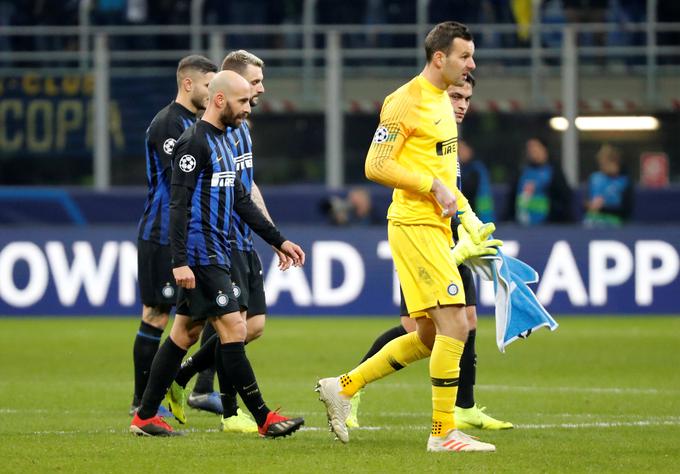 Nogometaši Interja so v skupini lige prvakov zbrali enako število točk kot Tottenham (8), a so zaradi slabšega števila zadetkov v gosteh v medsebojnih dvobojih (2:1 v Milanu, 0:1 v Londonu) na lestvici zaostali za Londončani. | Foto: Reuters