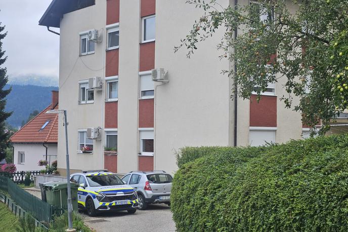 umor blok | Policisti so v ponedeljek nekaj pred 1. uro prejeli obvestilo, da je v Vuhredu 39-letni moški z nožem tako hudo poškodoval 36-letno partnerko, da je ta na kraju dogodka umrla. | Foto Vesna Pušnik Brezovnik/STA