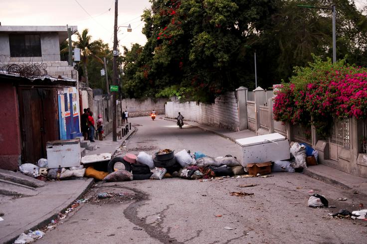 Ljudje blokirajo svoje soseske.  | Foto: Reuters