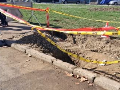 Deček na poti v šolo padel v tri metre globoko luknjo: klicali so ga, a ga ni bilo več