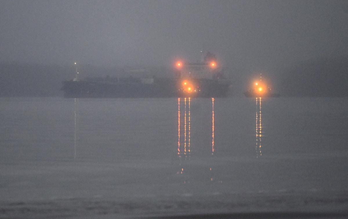 Eagle S v finskem pristanišču | Rusi za izvoz ruske nafte uporabljajo tankerje, ki so del t. i. senčnega ali tajnega ladjevja. Del tega ladjevja naj bi bil tudi tanker Eagle S (na fotografiji), ki pluje pod zastavo Cookovih otokov in so ga nedavno zasegli Finci zaradi domnevnega načrtnega uničenja podvodnega kabla. | Foto Guliverimage