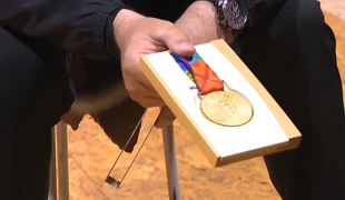 Olimpijec pokazal svojo zlato olimpijsko medaljo #video