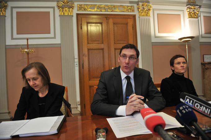 Nina Plavšak (levo) je leta 2010 predstavila novo novelo insolvenčne zakonodaje. | Foto: STA ,