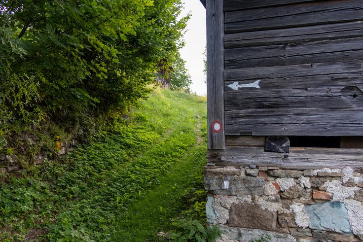 Mimo starih kmetij, prek travnikov. Pot je lepo markirana. | Foto: Matej Podgoršek