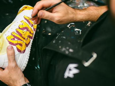 Unikatne ročno poslikane superge nastajajo pred očmi obiskovalcev #fotozgodba