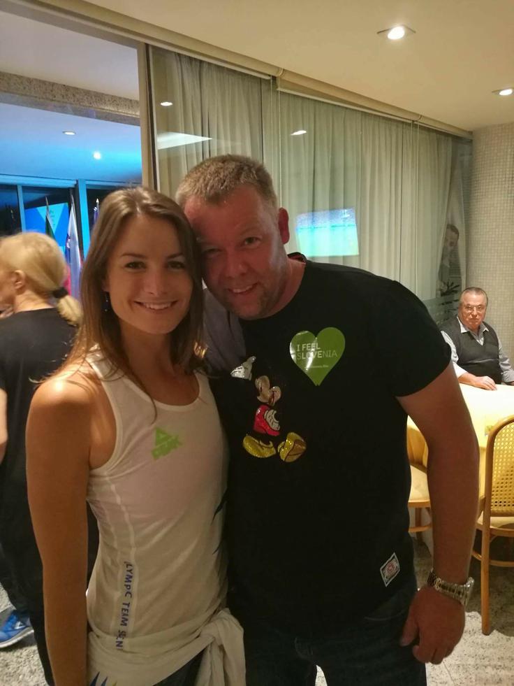 S formalno vodjo slovenskih navijačev Saro Isaković. | Foto: 