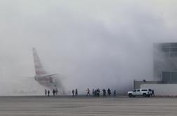 Potniki na krilu letala, boeing zajel požar in gost dim