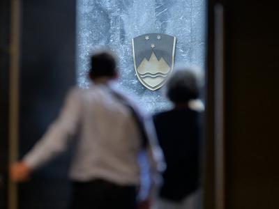 Danes predvidena odreditev dveh parlamentarnih preiskav na zahtevo dela koalicije