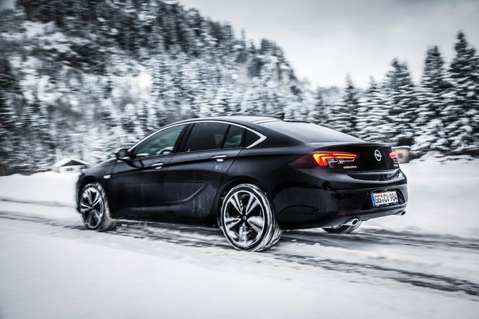 Pri Oplu Obljubljajo, da bo nova insignia z osemstopenjskim samodejnim menjalnikom na voljo s sodobnim sistemom štirikolesnega pogona z nadzorom vektorjev navora. Taka pravijo, da bo zmožna zagotavljati visoko raven vozne dinamike in zanesljive lege v zahtevnih voznih razmerah. Trdijo, da bo pogon po učinkovitosti med vodilnimi, ki so trenutno na trgu.  | Foto: Opel