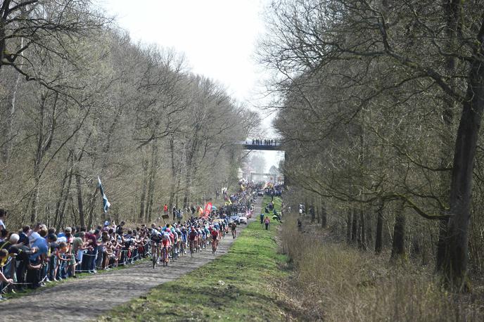 Pariz - Roubaix 2018 | Dirka Pariz–Roubaix slovi po zahtevnih odsekih s tlakovci, na katerih trpijo tako oprema kot tekmovalci. Če dežuje, so ti deli trase še posebej nevarni.  | Foto Guliverimage