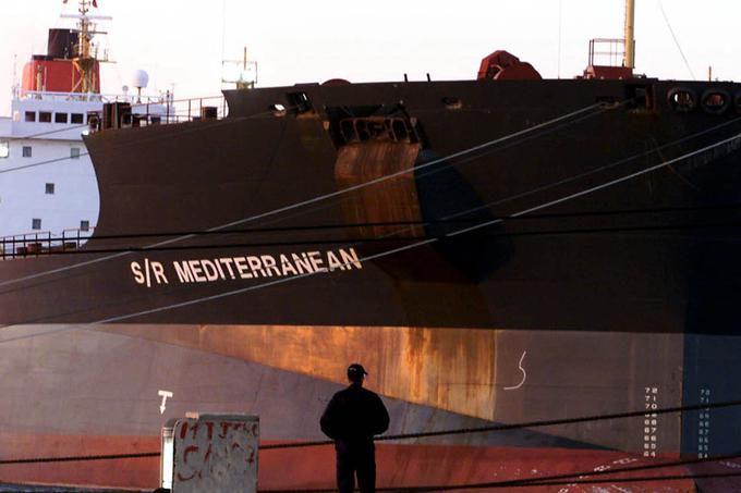Čeprav je nesreča tankerja Exxon Valdez šele 37. najhujši izliv nafte v okolje, še danes velja za enega najpomembnejših. Exxon Valdez je namreč močno vplival na spremembe regulacij na področju tankerskega prometa. Med drugim imajo vsi novejši tankerji zvečine prav zaradi tega dogodka danes dvojne trupe, kar pomeni, da je v primeru preluknjanja zunanjega trupa tovor še vedno na varnem v notranjem.  | Foto: Reuters