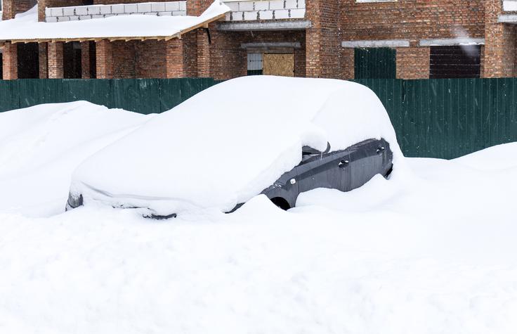 Ne pozabiti: avtomobil je treba počistiti. Ne čakajte, da se sneg sam stopi. | Foto: Getty Images