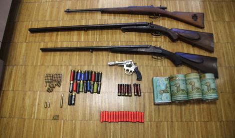 66-letnik iz Ormoža doma skrival tri puške, revolver in kilogram smodnika