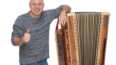 Slovenec igra na največjo frajtonarico na svetu, visoka je več kot 1,5 metra #foto