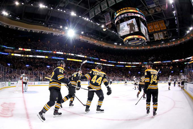 Boston Bruins, pri katerem se je s 37 obrambami izkazal Jaroslav Halak, je s 4:1 premagal Las Vegas in se povzpel na tretje mesto vzhodne konference. | Foto: Reuters