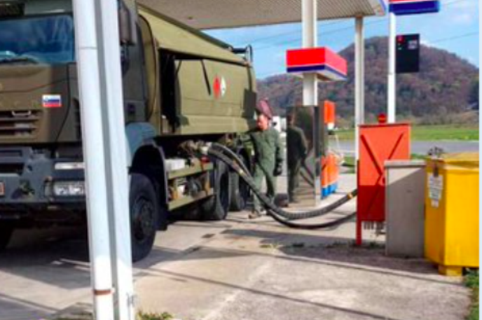 Cisterna Slovenske vojske | V osmih dneh so pripadniki vojske s štirimi cisternami iz Petrolovega skladišča v Račah prepeljale 798.040 litrov goriva in kurilnega olja. | Foto Slovenska vojska/posnetek zaslona/X