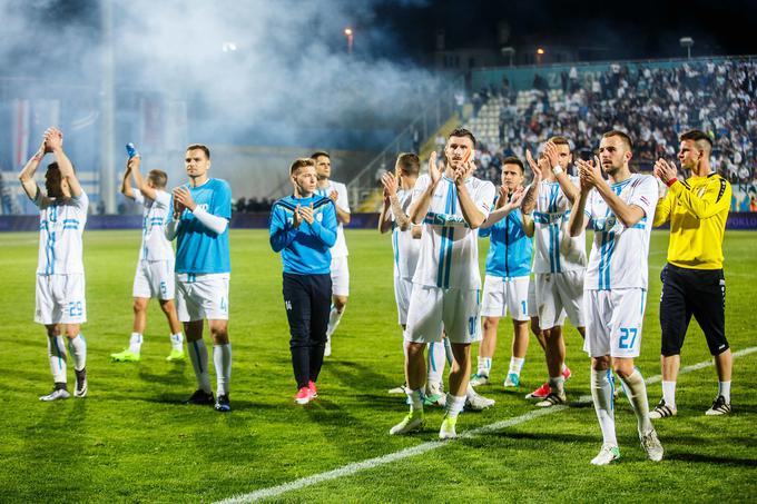 Nogometaši Rijeke, med njimi tudi rezervist Črnic, so se zahvalili občinstvu za glasno podporo. "To je vzdušje, ki lahko služi za vzor," je poudaril Kek. | Foto: Grega Valančič/Sportida