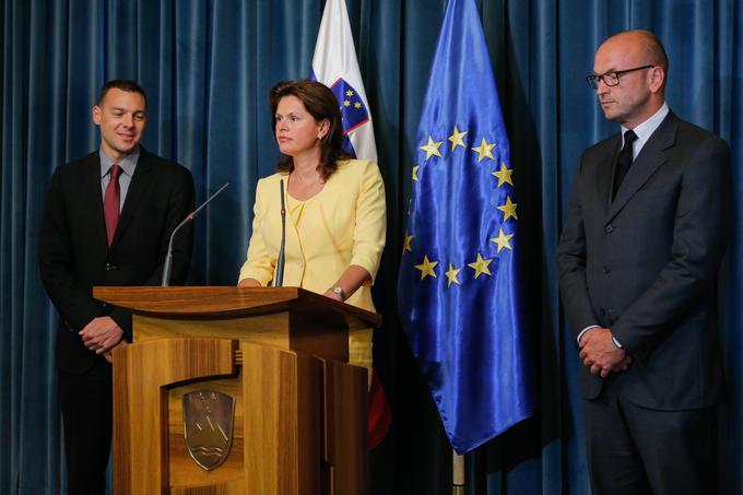 Slovenska "trojka" leta 2013: tedanji finančni minister Uroš Čufer, premierka Alenka Bratušek in guverner Boštjan Jazbec. | Foto: STA ,