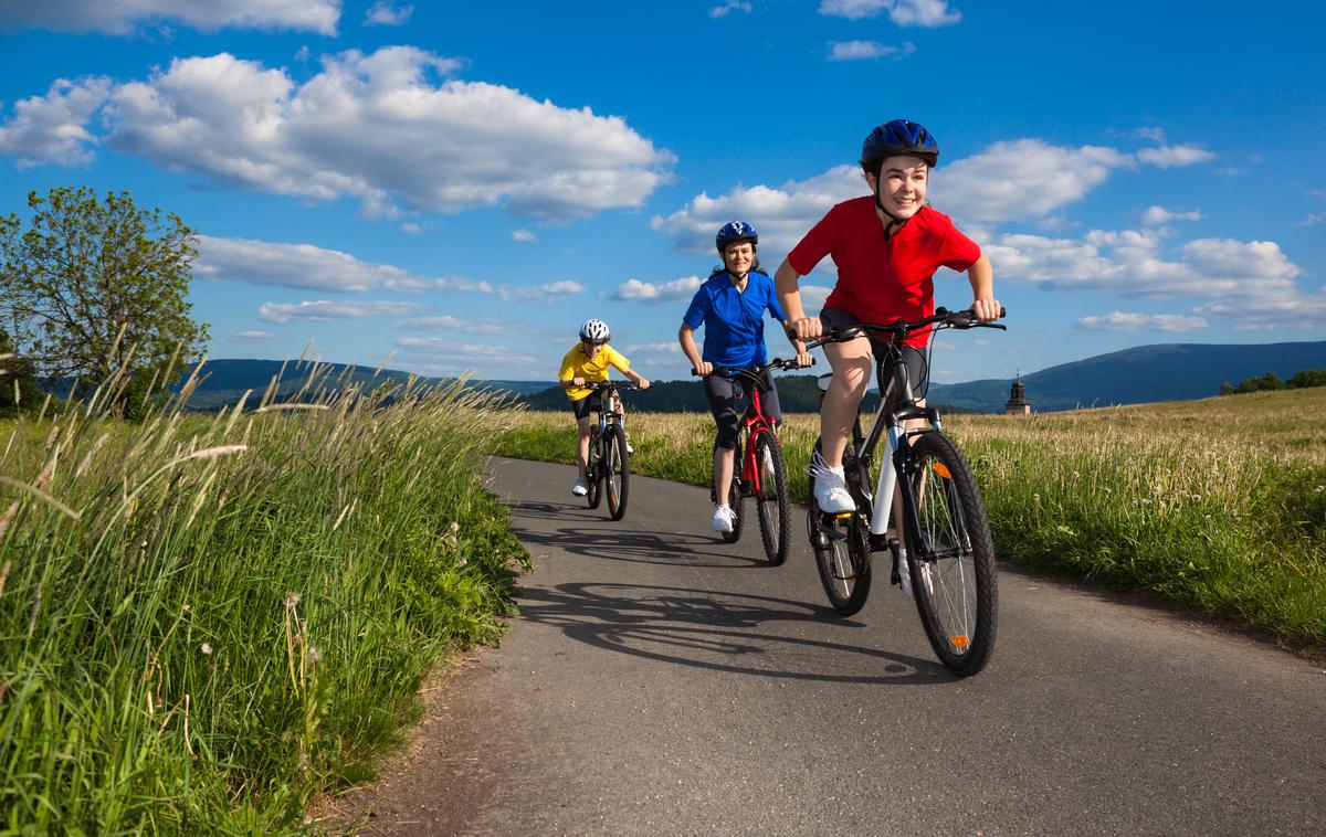 kolesarjenje, narava, otroci, rekreacija | Foto Shutterstock