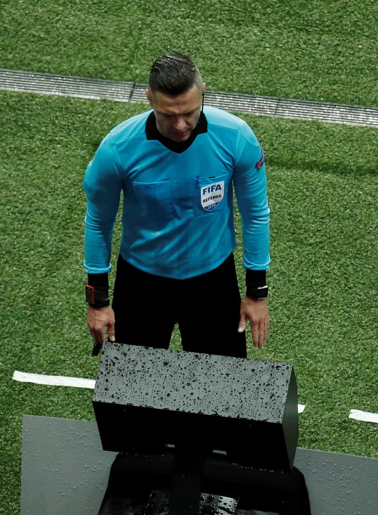 Damir Skomina je pokazal na belo točko za Man Utd s pomočjo VAR po ogledu videoposnetka. | Foto: Reuters