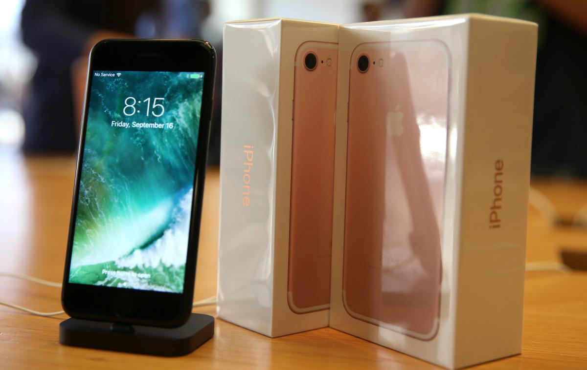 iPhone 7 | Za popolnoma isti telefon lahko drugje odštejete več kot dvesto evrov manj. | Foto Reuters