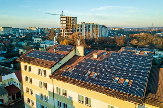Sončne celice so ena izmed rešitev za ohranjanje nižjih stroškov ob naraščanju cen električne energije in energentov. | Foto: Getty Images