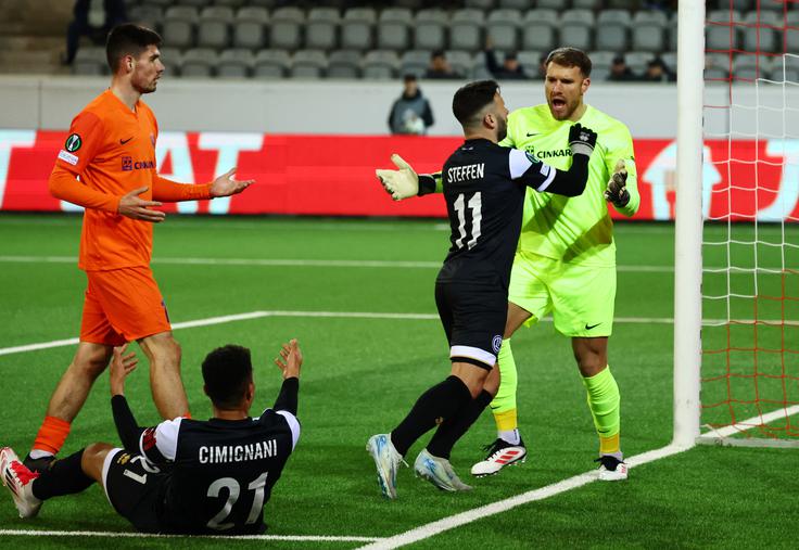 Renato Steffen se je spravil na portugalskega vratarja Ricarda Silvo. Le nekaj minut pozneje mu je čuvaj rmeže Celje ubranil 11-metrovko. | Foto: Reuters