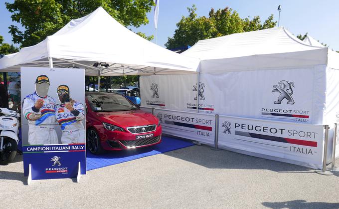 Na eni strani čustva ob servisiranju dirkalnika, na drugi strani šotora predstavitev novega peugeota 308 GTI.  | Foto: Gregor Pavšič