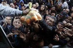 Na stotine Grkov se je pognalo za brezplačno zelenjavo