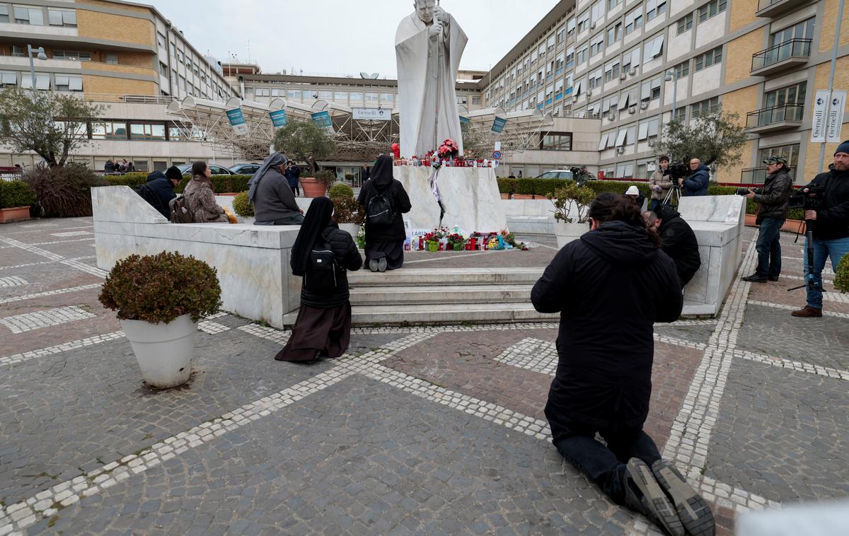 bolnišnica Gemelli, Rim, papež Frančišek v bolnišnici | Iz Vatikana so sporočili, da bodo naslednje obvestilo o papeževem zdravstvenem stanju verjetno objavili šele v ponedeljek, kar po navedbah AFP kaže na izboljšanje zdravstvenega stanja poglavarja Katoliške cerkve. | Foto Reuters