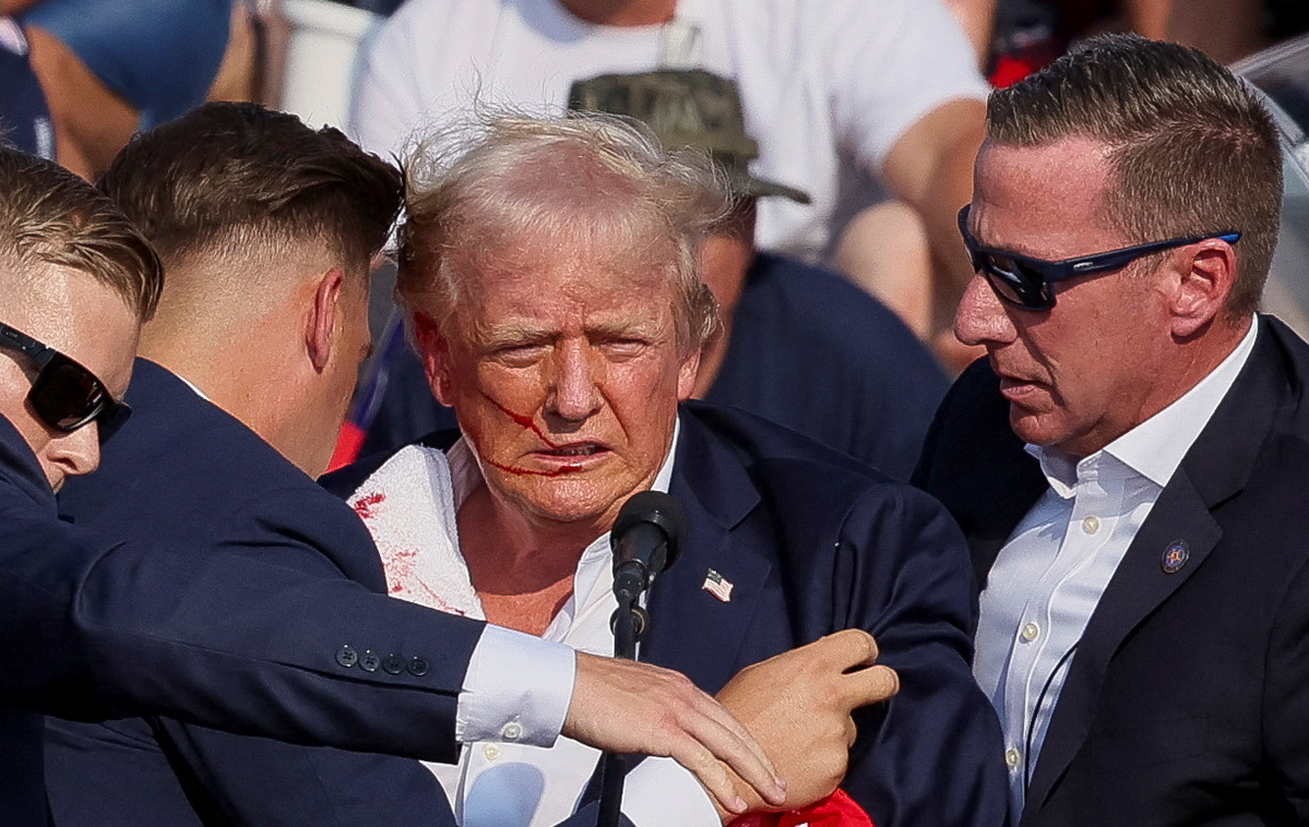 trump atentat | Trump jo je odnesel z rano na ušesu. | Foto Reuters