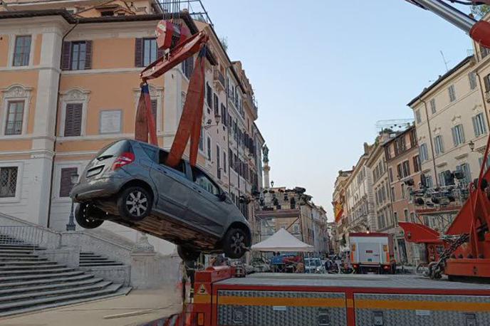avtomobil, Španske stopnice | Gasilci so nato z velikim žerjavom avtomobil odstranili s stopnišča, moškemu pa je policija izdala globo. | Foto Vigili del Fuoco