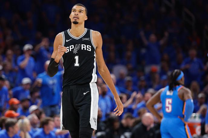 San Antonio OKC | Victor Wembanyama je s San Antoniom na prvi tekmi pokvaril načrte prvakom iz Oklahoma Cityja. Zmagovalec je bil odločen šele po drugem podaljšku. | Foto Reuters