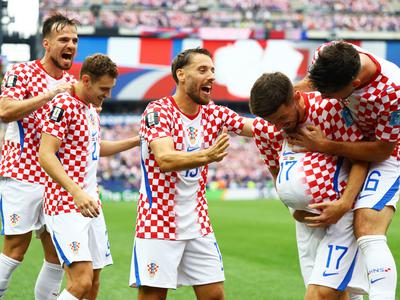 Izvrsten gol Sučića, v drugem polčasu pa Hrvaška vse bolj trpi #vŽivo