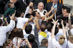 Papež Frančišek po pridigi poziral mladini za selfieje (foto)