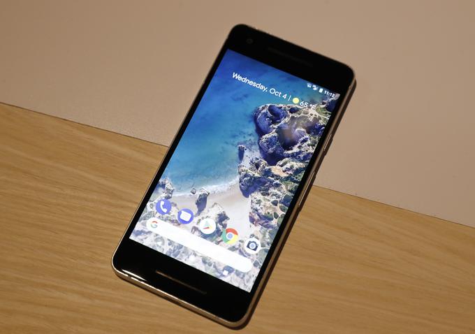 Prodaja pametnih telefonov Pixel 2 (na fotografiji) in Pixel 2 XL se na izbranih trgih začne 19. oktobra.  | Foto: Reuters