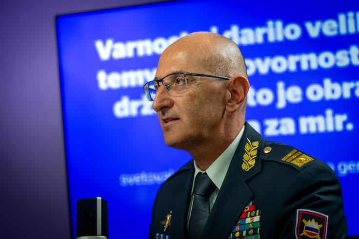 Božič opozarja, da bi morebitna izguba Donbasa ali Krima pomenila, da je agresija nagrajena, kar bi bilo nevarno sporočilo za vse male države. Evropa si želi miru, a Putin po njegovem ne išče iskrene rešitve – prej začasno ureditev, s katero bi si okrepil rezerve in nadaljeval hibridno vojno proti Evropi. | Foto: Gaja Hanuna