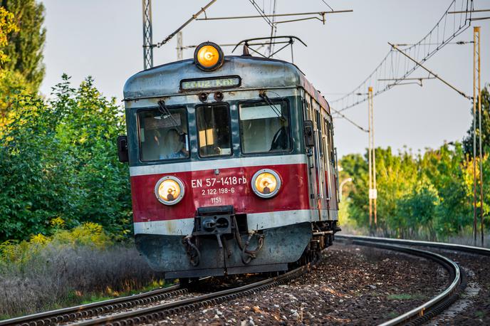 Vlak | Sedemnajstletnik se je povzpel na vagon, pri tem ga je močno stresel električni tok.  | Foto Shutterstock