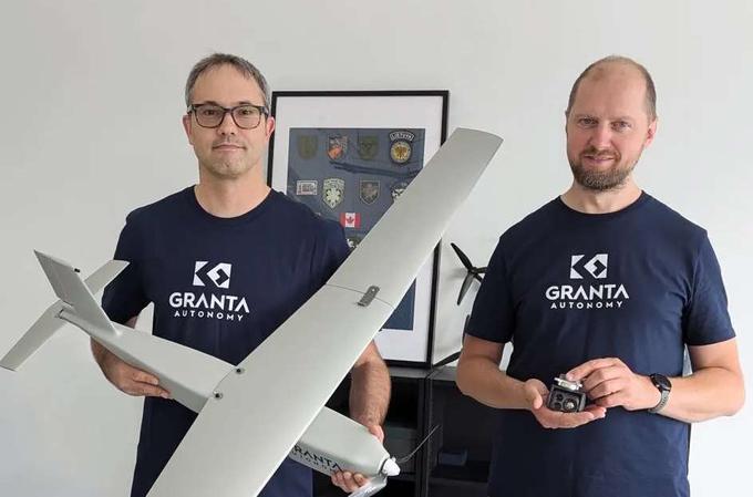 Soustanovitelja podjetja Granta Autonomy Gediminas Guoba (desno) in Laurynas Litvinas z izvidniškim brezpilotnim letalom Hornet XR. | Foto: Granta Autonomy